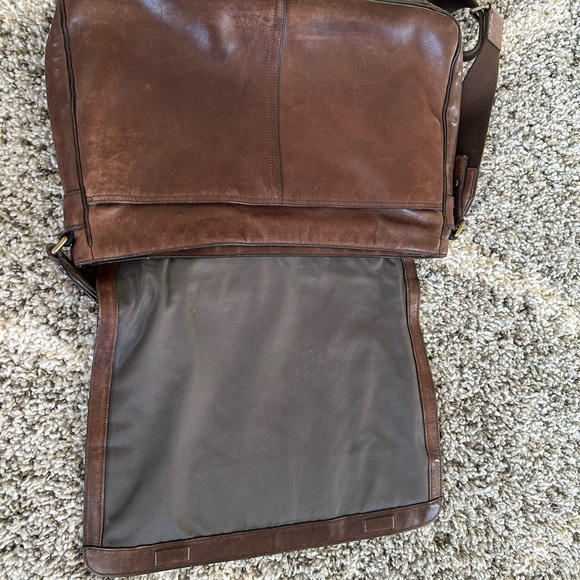 Coach legacy leather brown messenger bag, brass hardware, adjustable strap - Picture 10 of 16